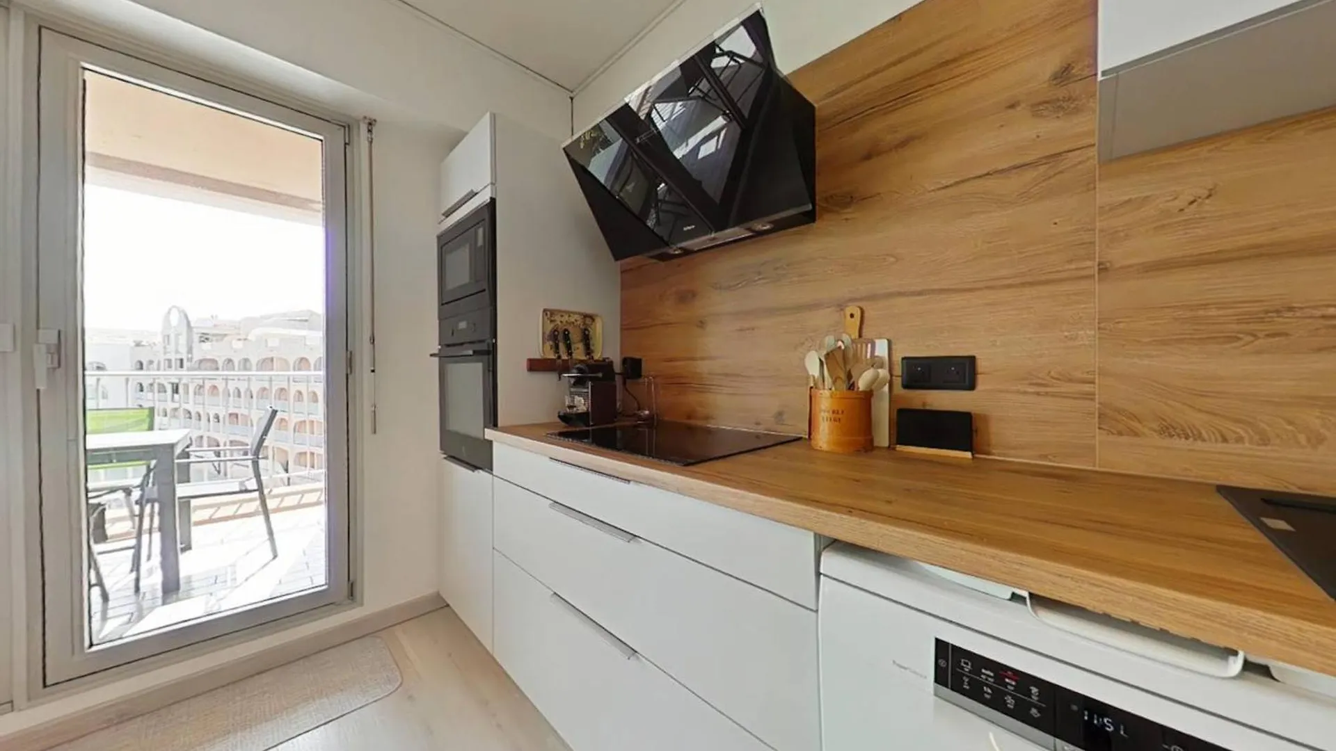 T3 Climatise Dernier Etage Port Hyeres - Fr-1-826-12 Apartment 0*,  France