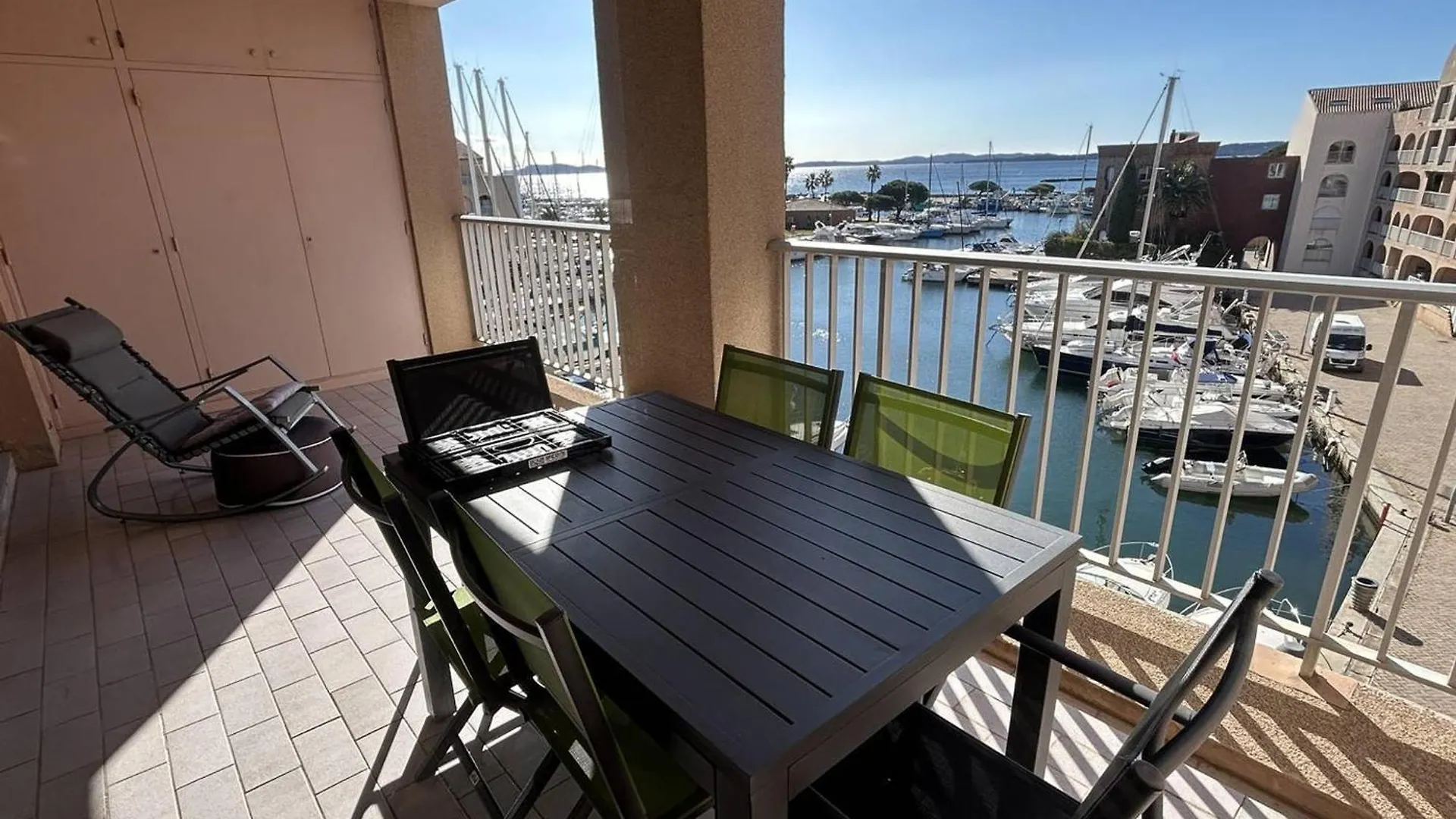 T3 Climatise Dernier Etage Port Hyeres - Fr-1-826-12 Apartment France